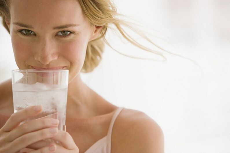 The girl gradually prepares the body for a drinking diet to avoid side effects